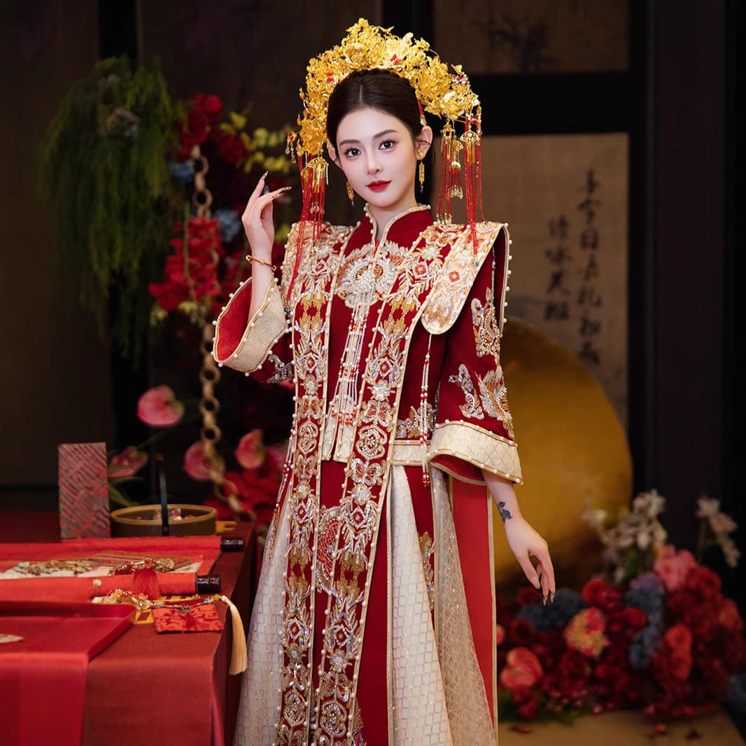 Ming-Style Xiuhe Dress for Bride in 2025, Chinese Wedding Dress with Elaborate Phoenix Crown and Cape, Bridal Outfit for Spring and Summer with Sequins