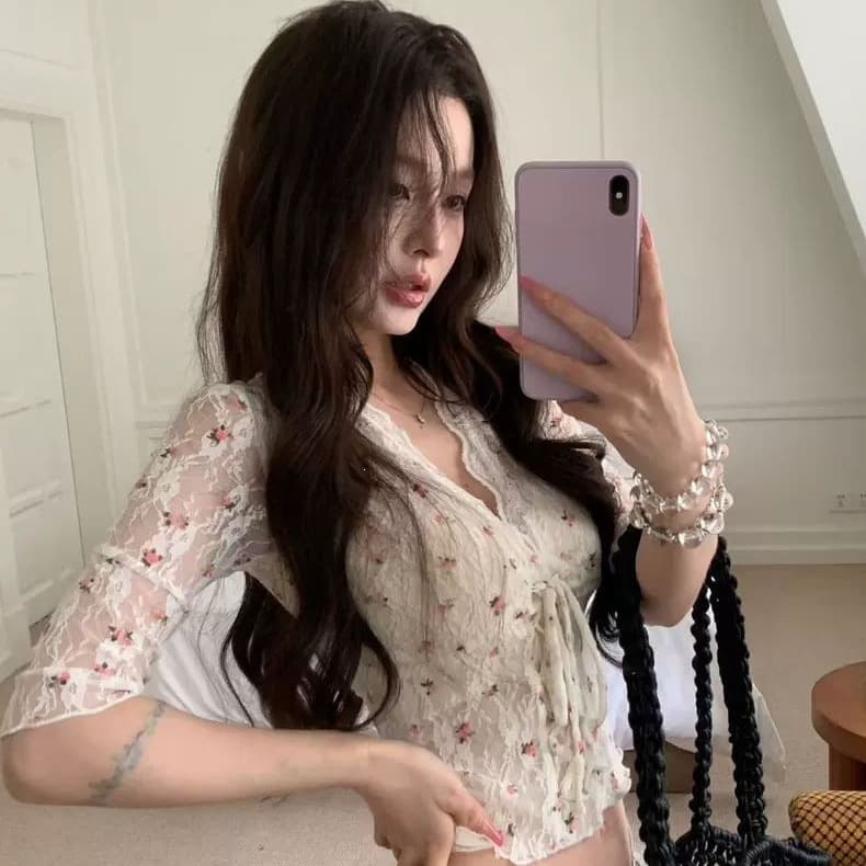 Sweet Floral V-Neck Lace Blouse with Tie Straps and Mid-Sleeves, New Summer Style Slim-Fit Waist-Cinching Short-Sleeve Top