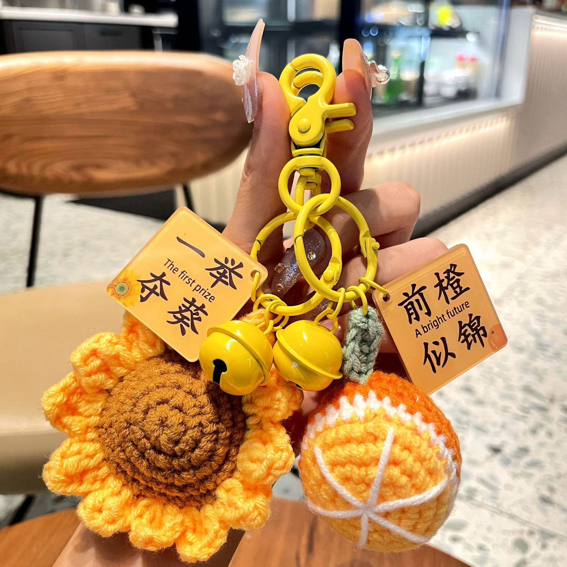 Hao Persimmon Peanut's creative plush crochet pendant wins the first prize in one fell swoop. Hand-knitted wool persimmon bag keychain batch.