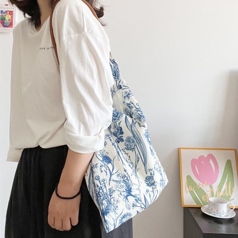 2024 New Niche Vintage Chinese Style Blue and White Porcelain Flower Casual Daily Crossbody Bag Women's Thin Fabric Bag