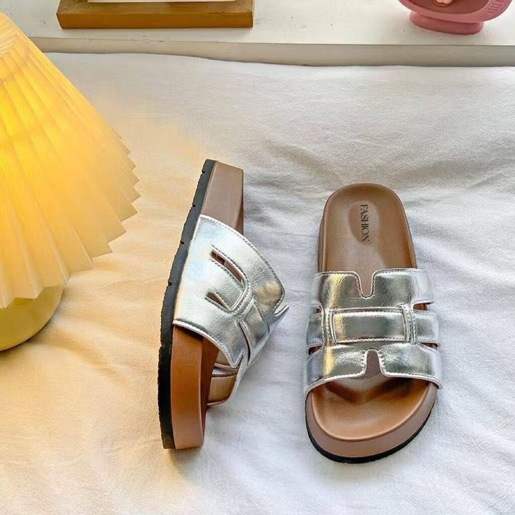 Women's Thick-Soled Slippers for Summer 2026, Versatile Outdoor Beach Fashion with Elevated Height, High-End Style