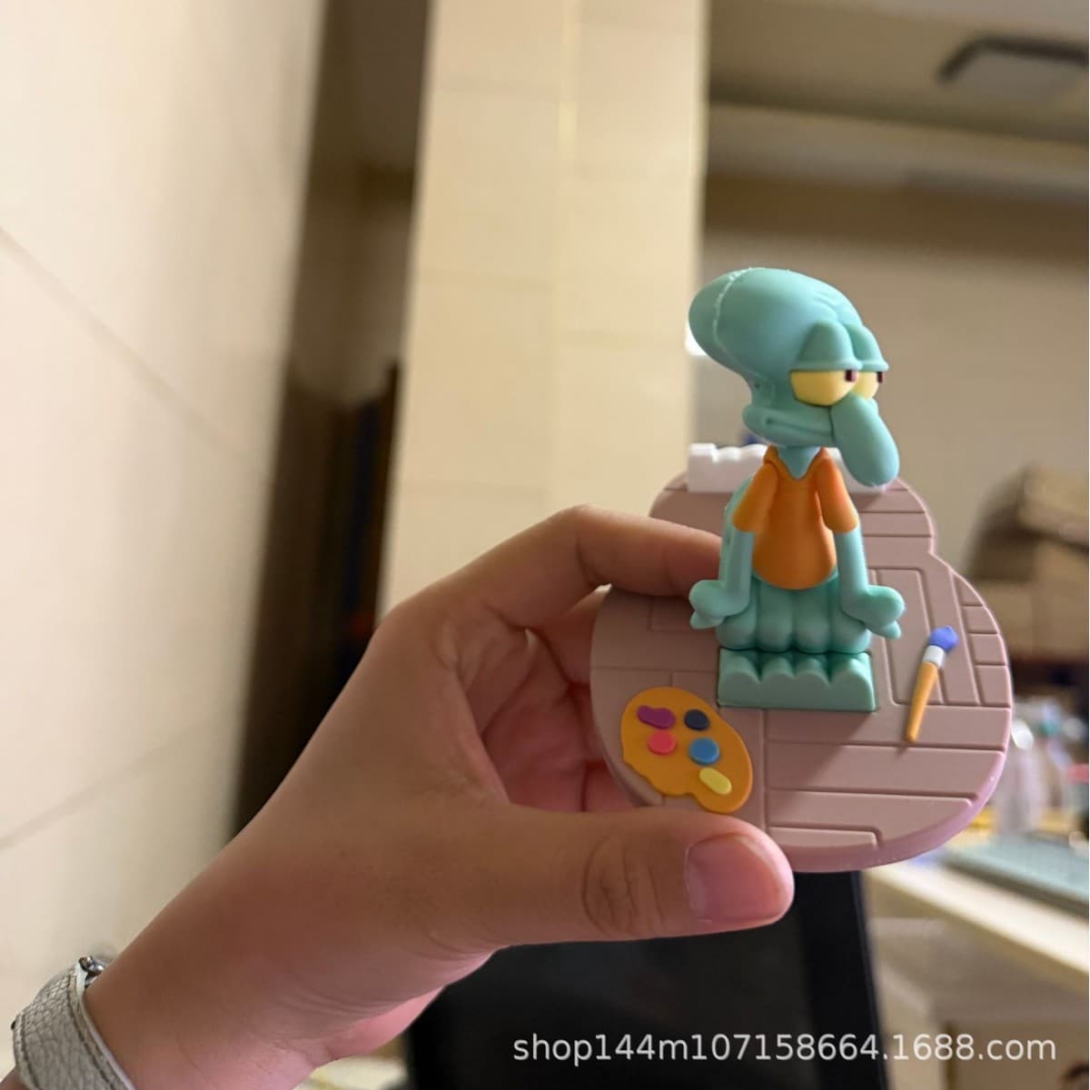 Cute and creative Squidward mobile phone desktop drama office ornaments violent lazy Squidward mobile phone holder