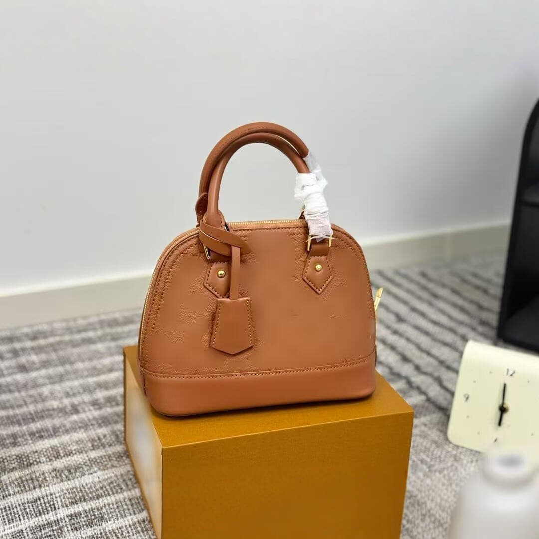 Cross-border new presbyopic shell bag for women, high-end hand-held crossbody bag, fashionable and versatile ins style mini bag