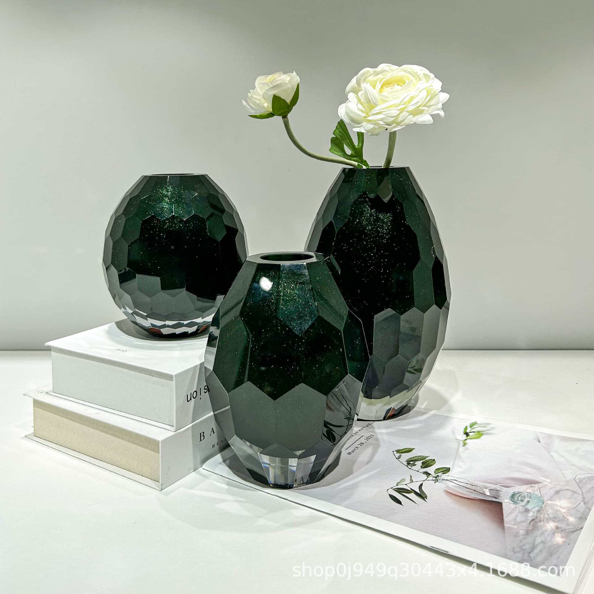 Craft Vase Decoration Modern Showroom Soft Furnishing Home Decor Creative Dark Green Glass Vase Gift