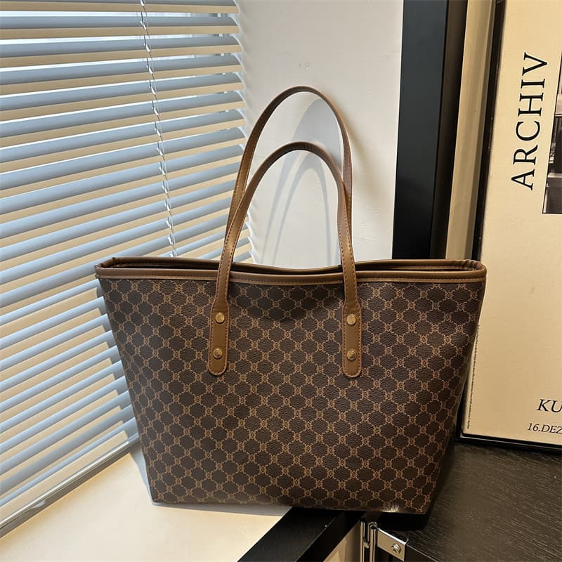 Simple Fashion Large Capacity Bag Women's 2024 Winter New Fashionable Tote Bag Commuter Niche Portable Shoulder Bag