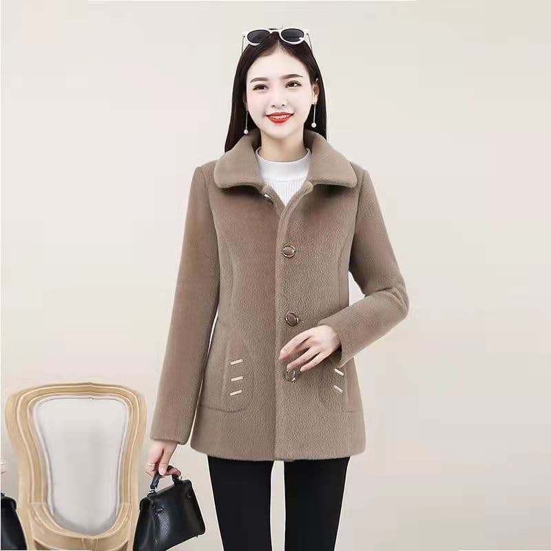 New mature women's mom winter coat, faux lamb wool double-sided fleece thickened elegant high-end outerwear supply.