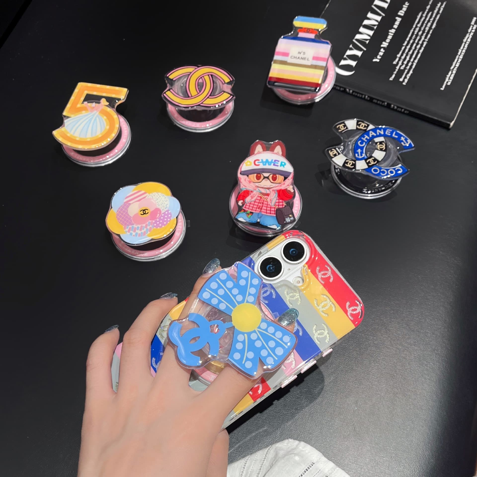 New light luxury small fragrance magnetic holder portable airbag retractable rotating mobile phone universal strong magnetic holder