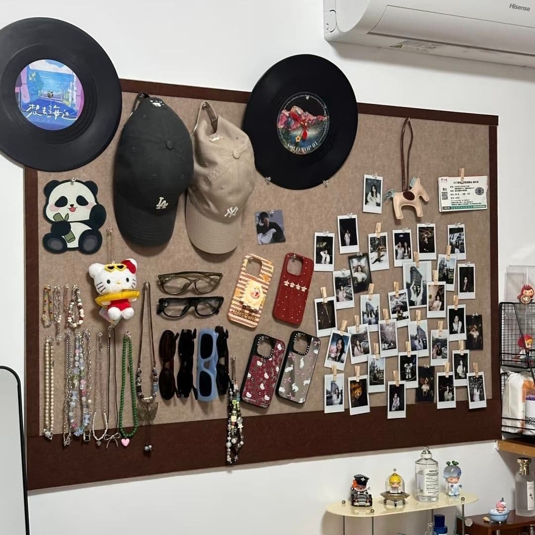 Felt board decorative wall for dormitories and bedrooms, displaying and storing hats and glasses; self-adhesive, no-drill wall decoration.