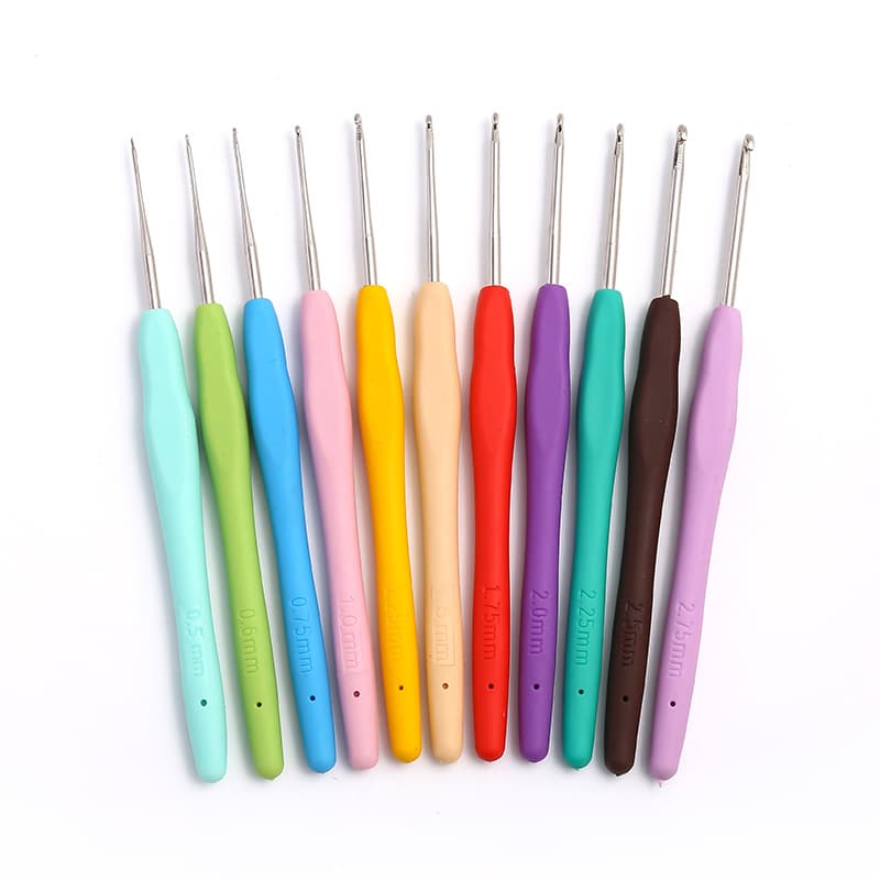 Factory Direct Colorful Solid Rubber Knitting Crochet Hooks TPR Soft Handle Hook Set Metal Fine Tip Hooks