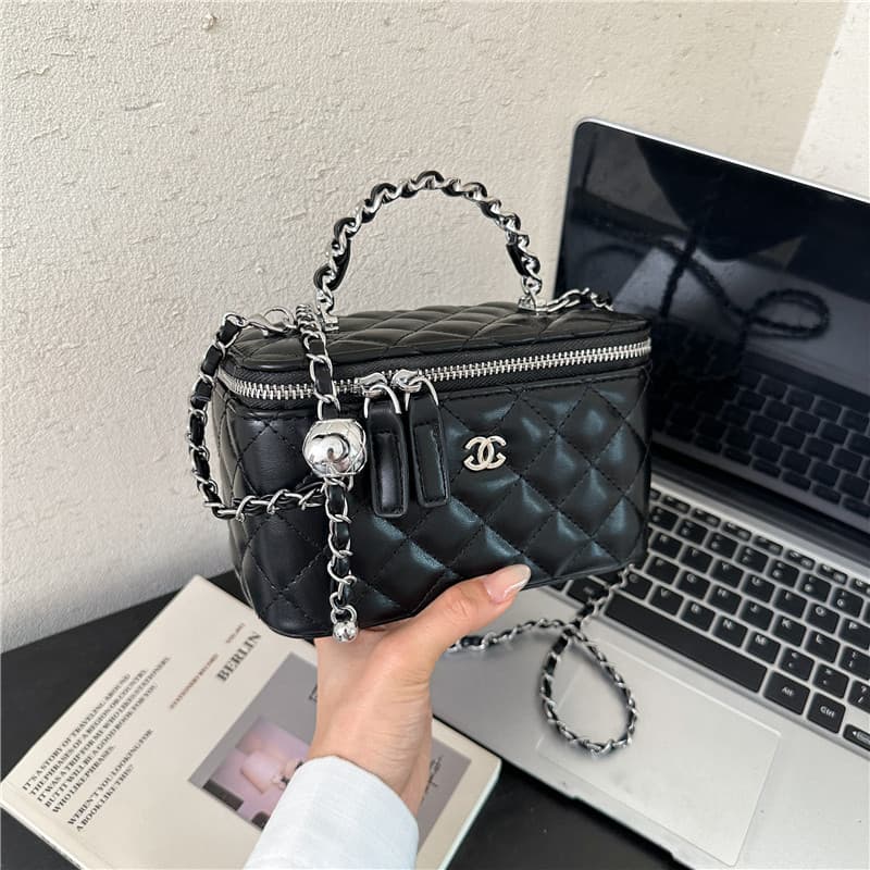 High-end bag women's niche design casual shoulder crossbody bag fashionable personality new bag 2026 spring trend