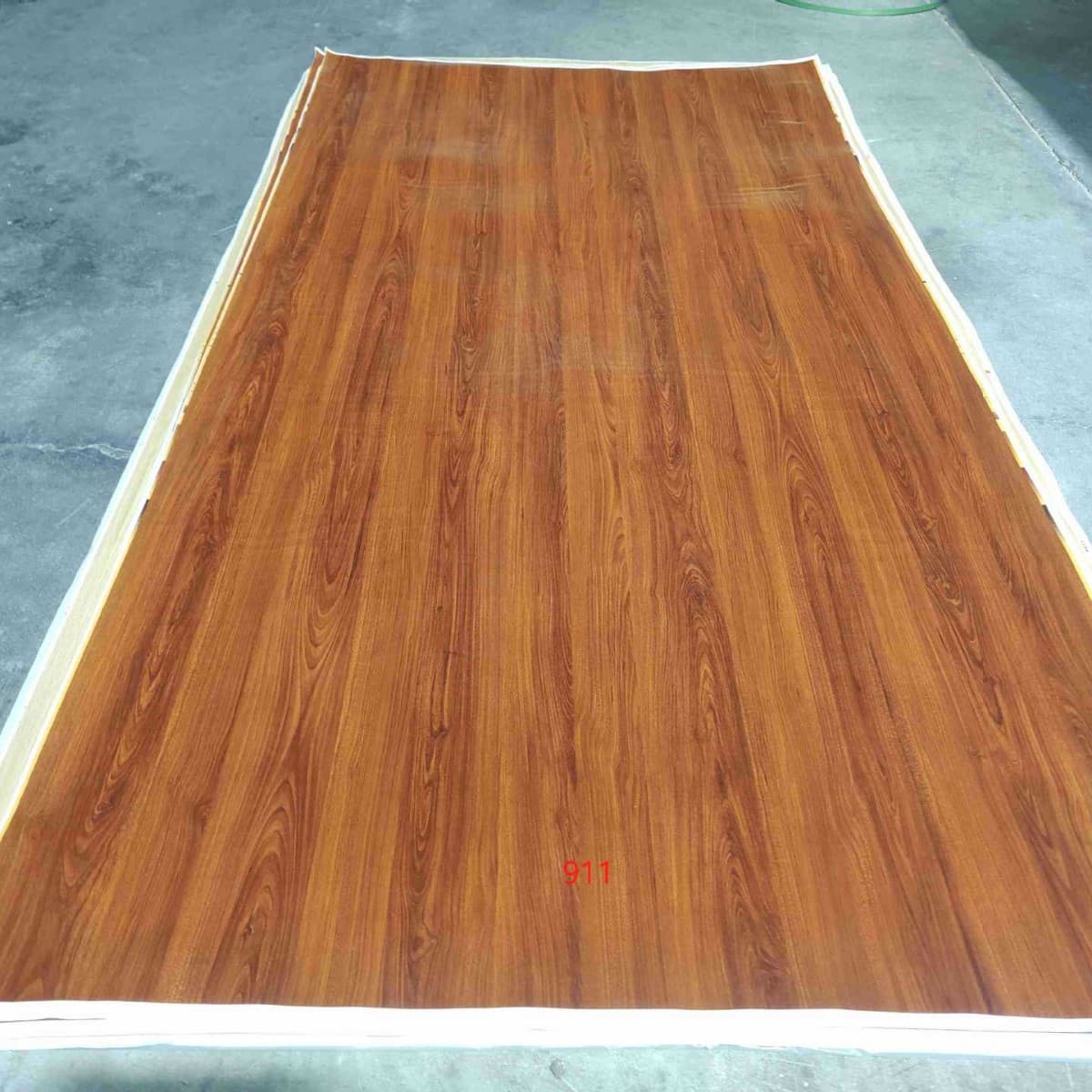 Melamine paper with non-woven fabric composite overlay paper, suitable for flat application, usable with PUR machines, direct wood application