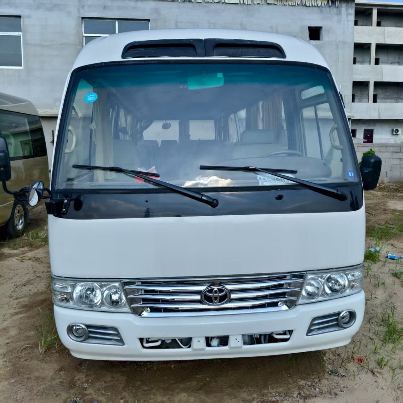 Used Toyota 19-23 seat Coaster minibus, export model, automatic door, 4-bar Yutong small and medium-sized minibus.