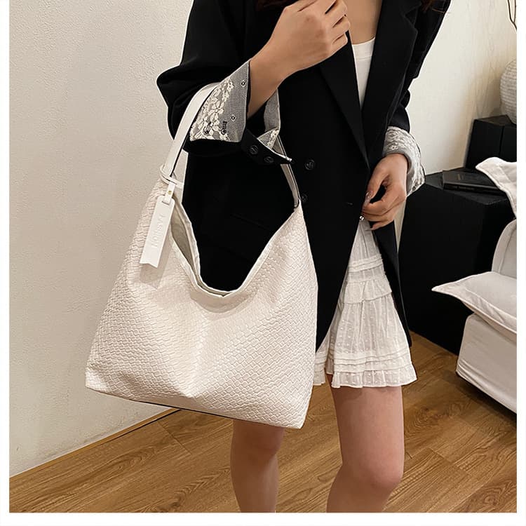 2025 New Fashion Trendy Woven PU Soft Tote Bag Korean Style Versatile Underarm Bag Stylish Large Capacity Shoulder Bag