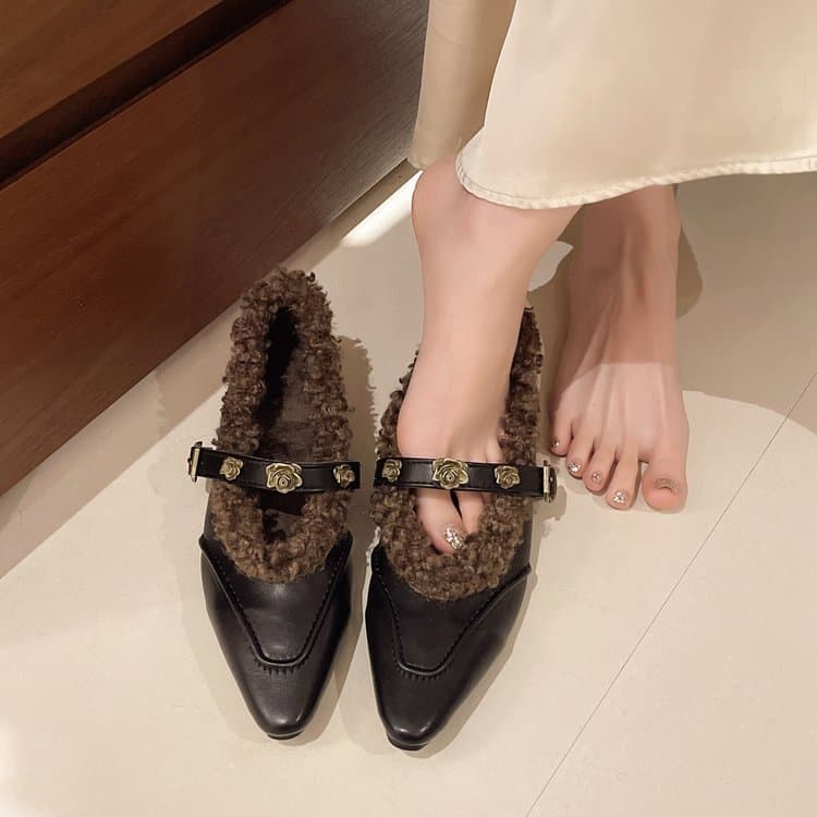 Women's pointed-toe cotton shoes with fleece lining, one-strap flat sole, shallow opening, 2024 winter new style, warm and fashionable.