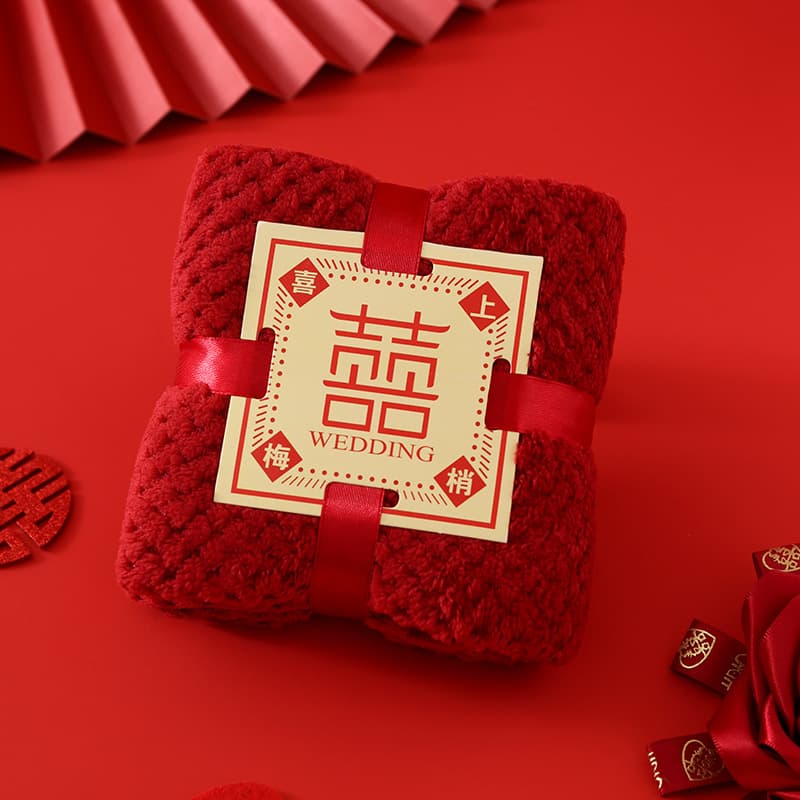 Wholesale coral fleece pineapple pattern burgundy double happiness character souvenir square card wedding celebration shop creative gift towel.