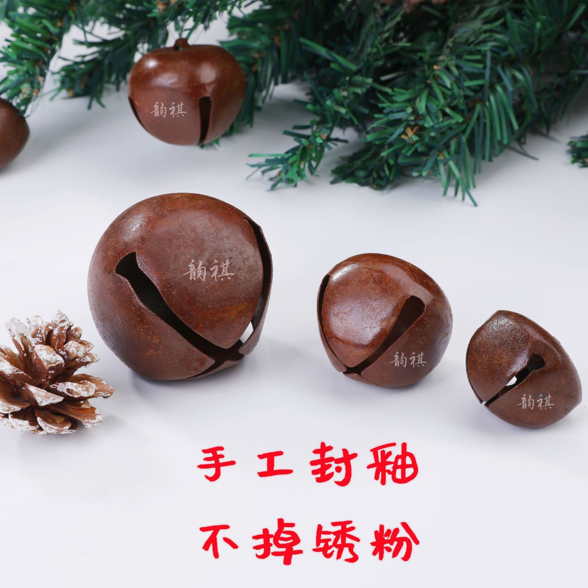 Handmade rust-finished bells with glaze, distressed cross shape, star-shaped holes, and non-shedding rust powder; Christmas tree ornaments.