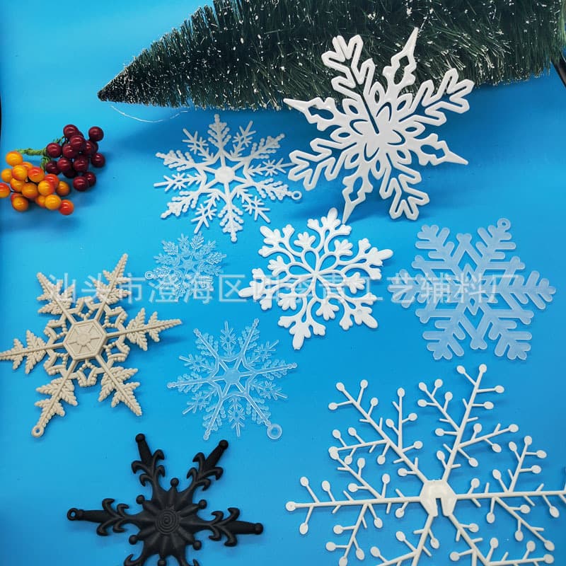 Christmas snowflake decorations, Christmas tree ornaments, large plastic snowflake pendants, snow scene decorations for shopping malls and shops.