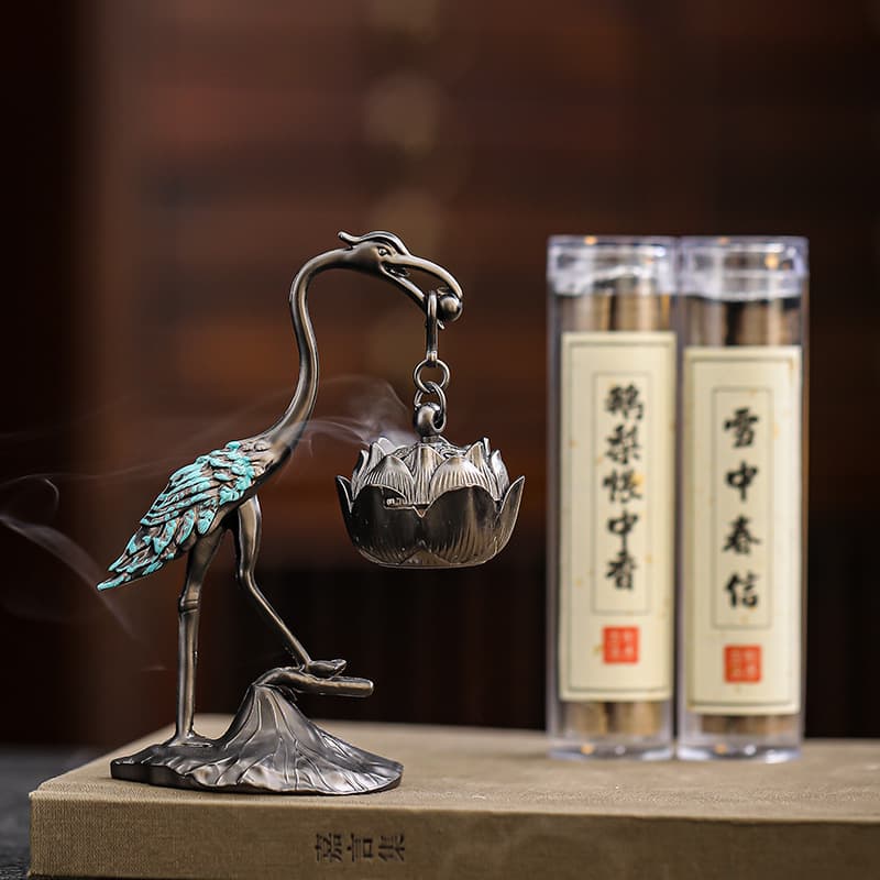 Small crane and lotus hanging incense burner, creative ornamental piece for home use, incense burner for sandalwood and agarwood sticks, incense tray, and incense burning.