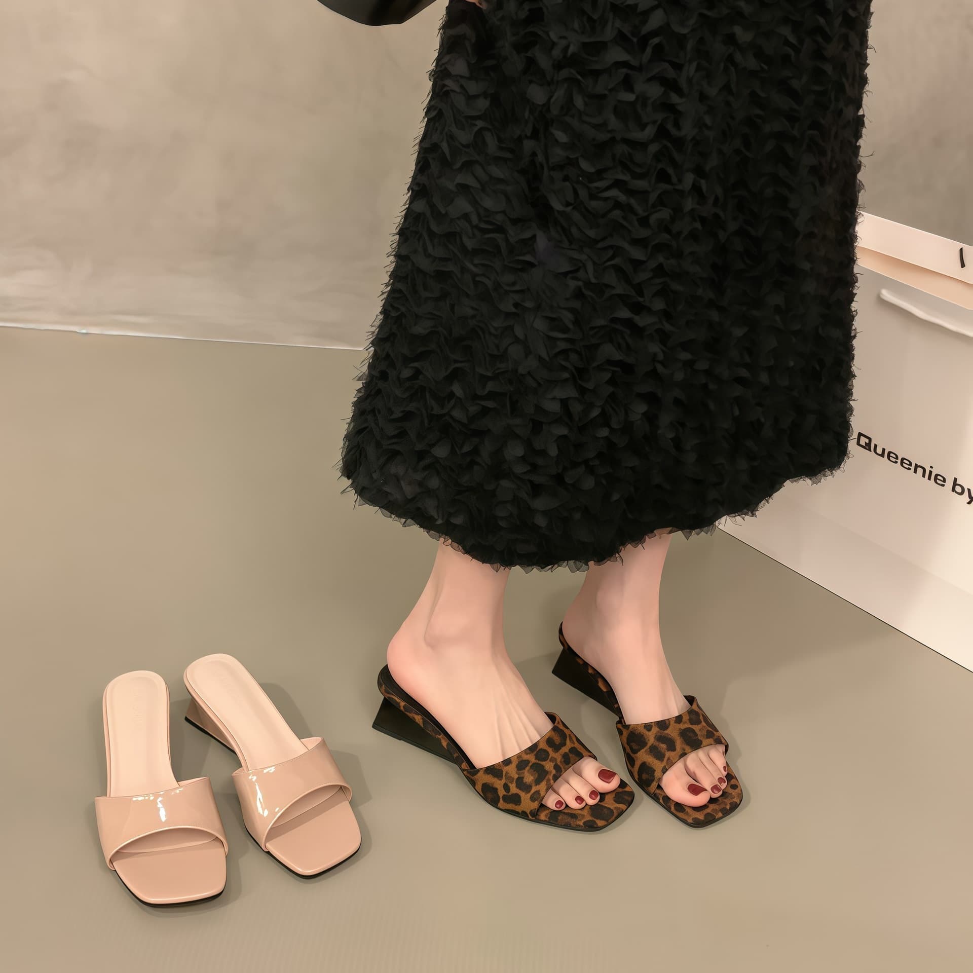 Chuyuji Wedge Heel Leopard Print One-Strap Slippers for Women, Outdoor Wear 2026 Summer Niche Style, Nude Color Sandals to Match Dresses, French Style