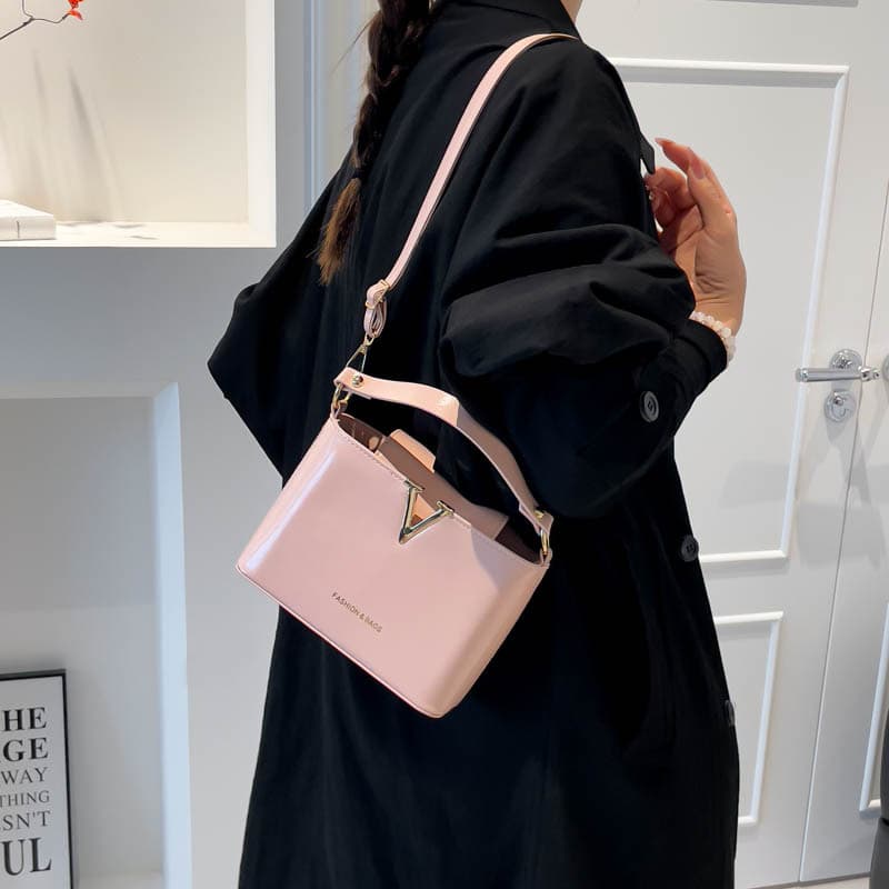 Trendy 2025 Autumn New Fashion Versatile Simple Casual V-Shaped Decorative Trendy Single Shoulder Crossbody Handheld Small Square Bag