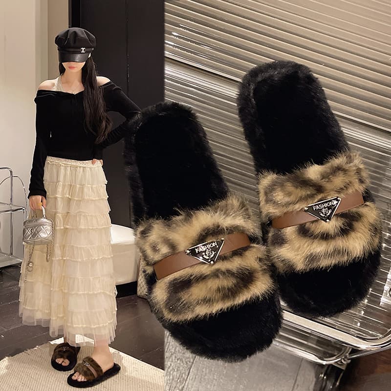 2026 Autumn/Winter New Korean Style Thick Sole Furry Slippers for Women, Comfortable Outdoor Slippers with Leopard Print Belt Buckle Cotton Slippers
