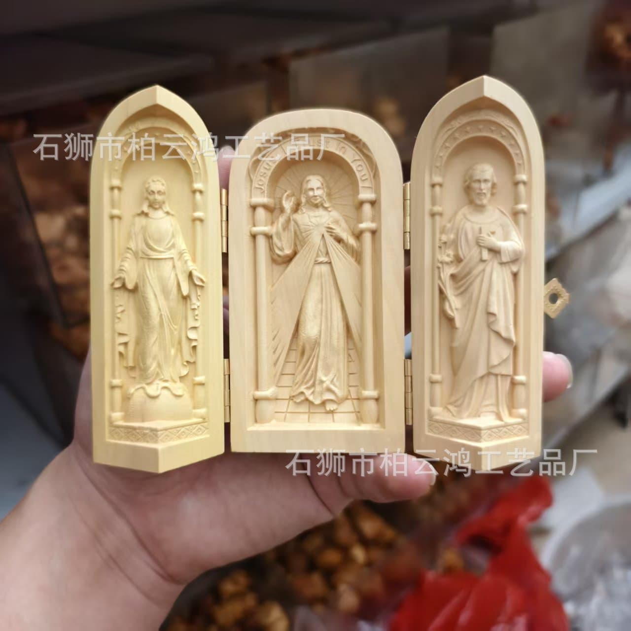 Boxwood Carved Portable Buddhist Shrine with Thousand-Armed Guanyin Bodhisattva, Western Three Saints Statue, Three-Panel Box, Home Decoration