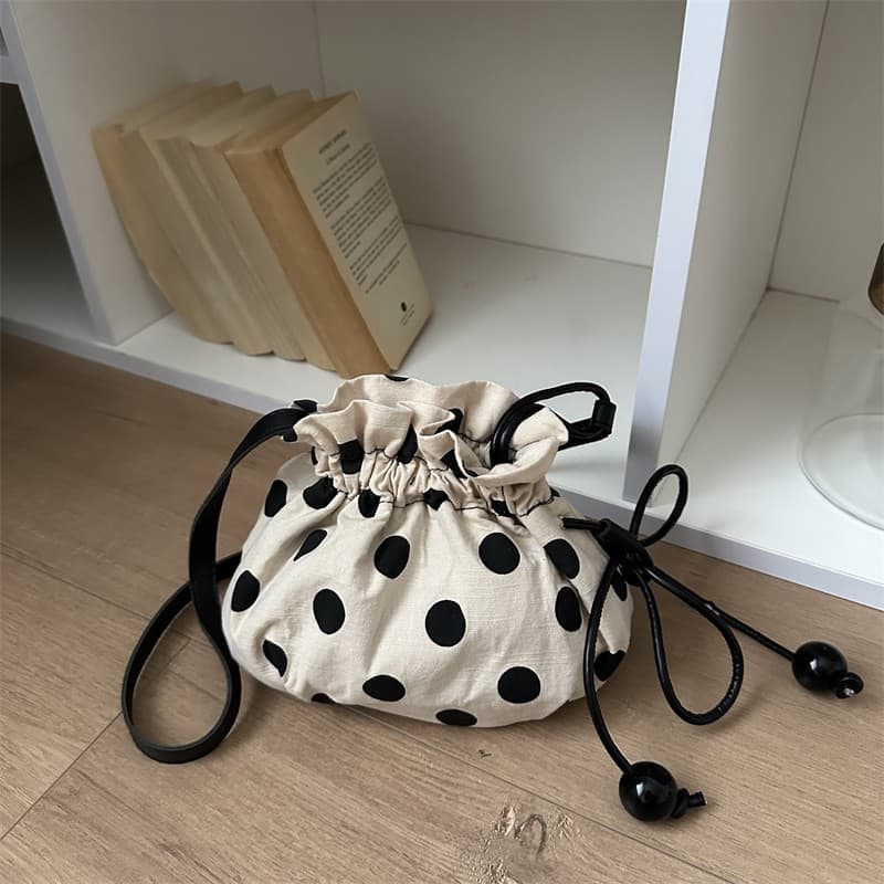 Korean polka-dot drawstring bucket bag for women, new style, gentle cream color, lightweight one-shoulder crossbody bag, daily handbag