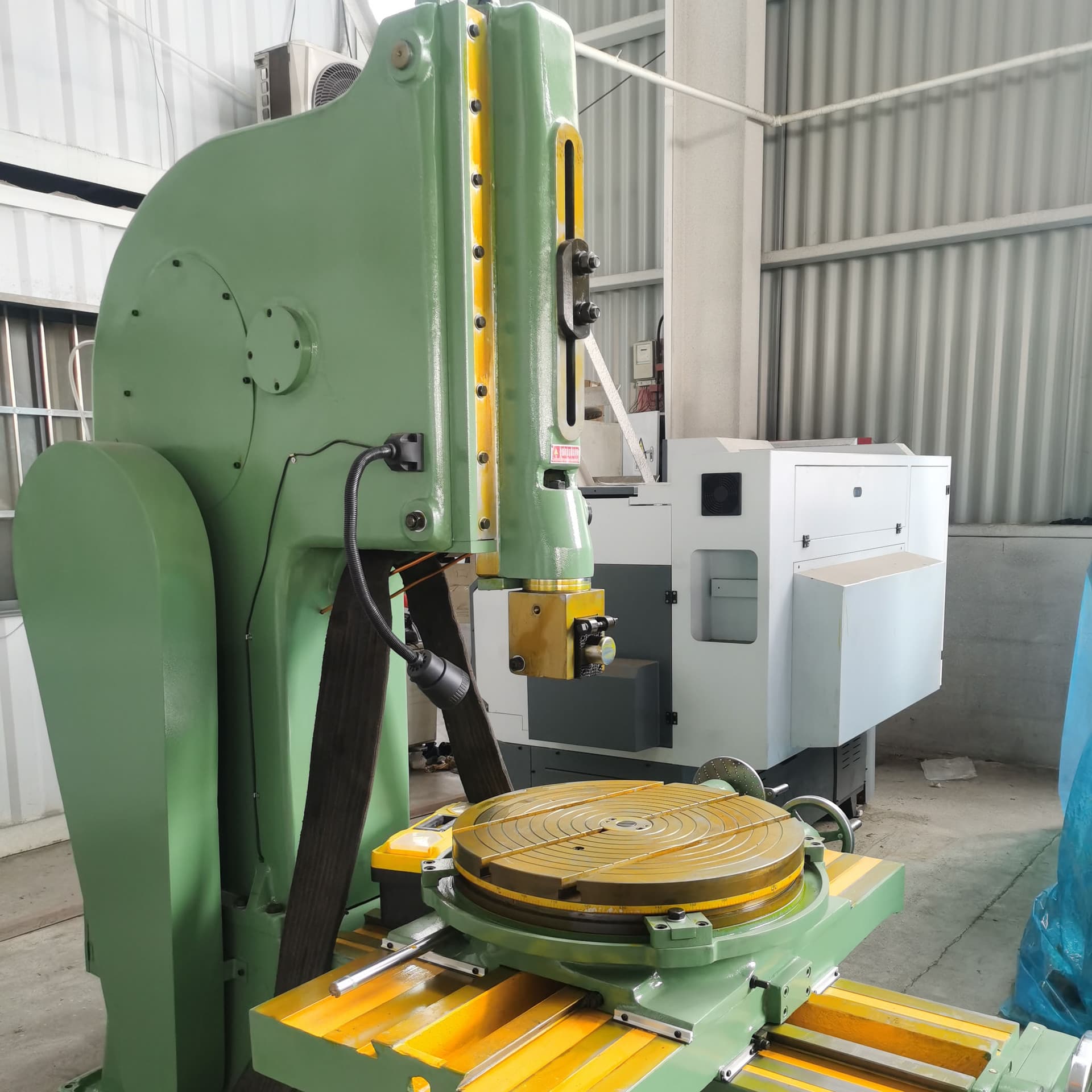 Shandong CNC B5032 vertical slotting machine processing metal spline keyway blind hole, B5020 ordinary slotting machine can be equipped with digital display.