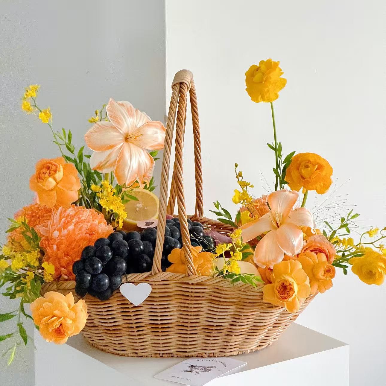 Rattan-Style Large Fruit Basket Flower Bouquet Arrangement Box Handmade Floral Gift Wrapping for Festivals and Housewarming Handheld Basket