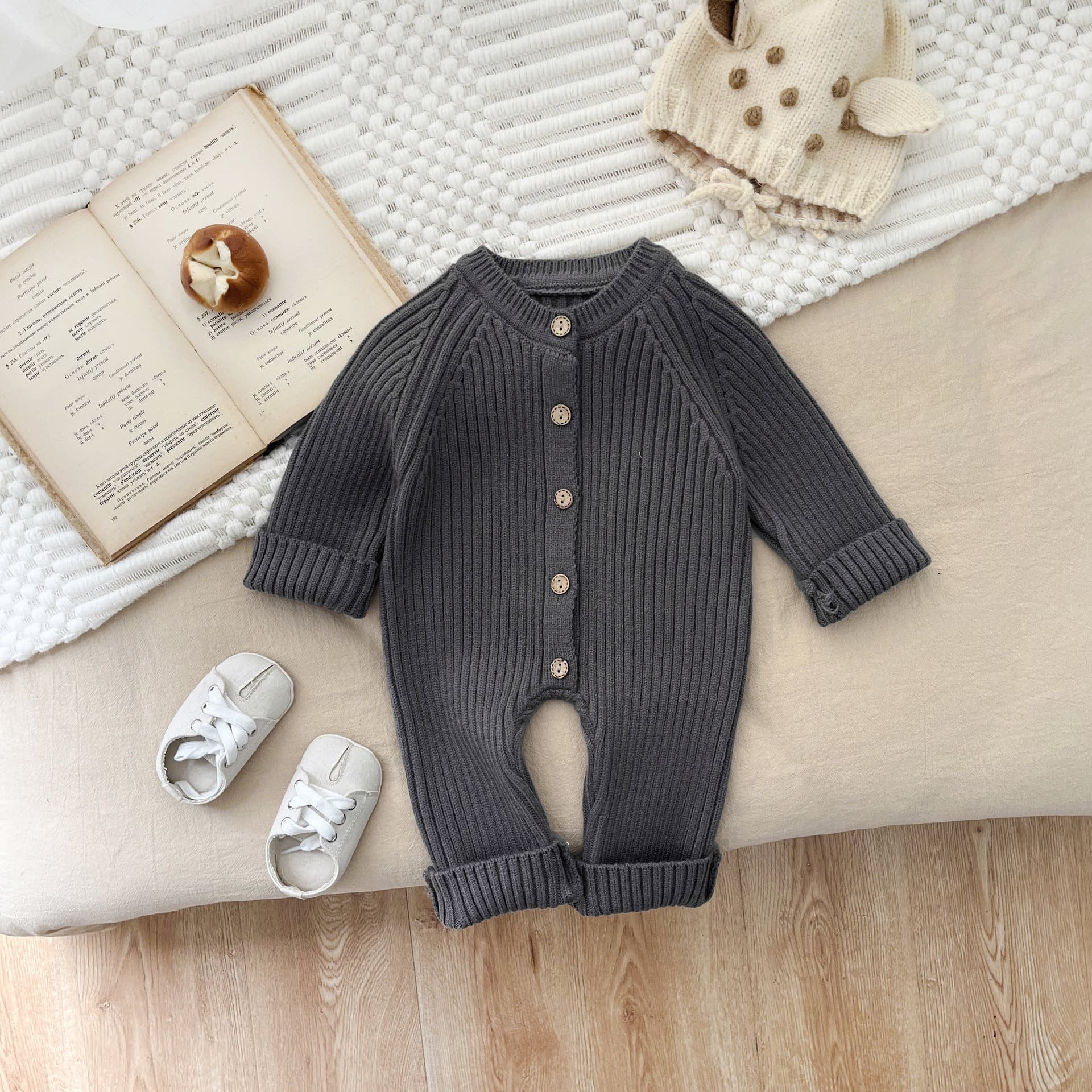 Korean-style baby onesie for spring and autumn, solid color knitted romper for newborn boys and girls, spring sweater bodysuit