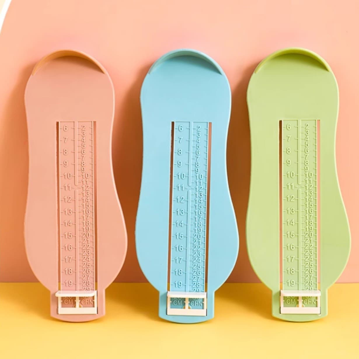 Children's foot measuring device, baby foot measuring tool, suitable for home use, for measuring shoe size and inner length of children and infants.