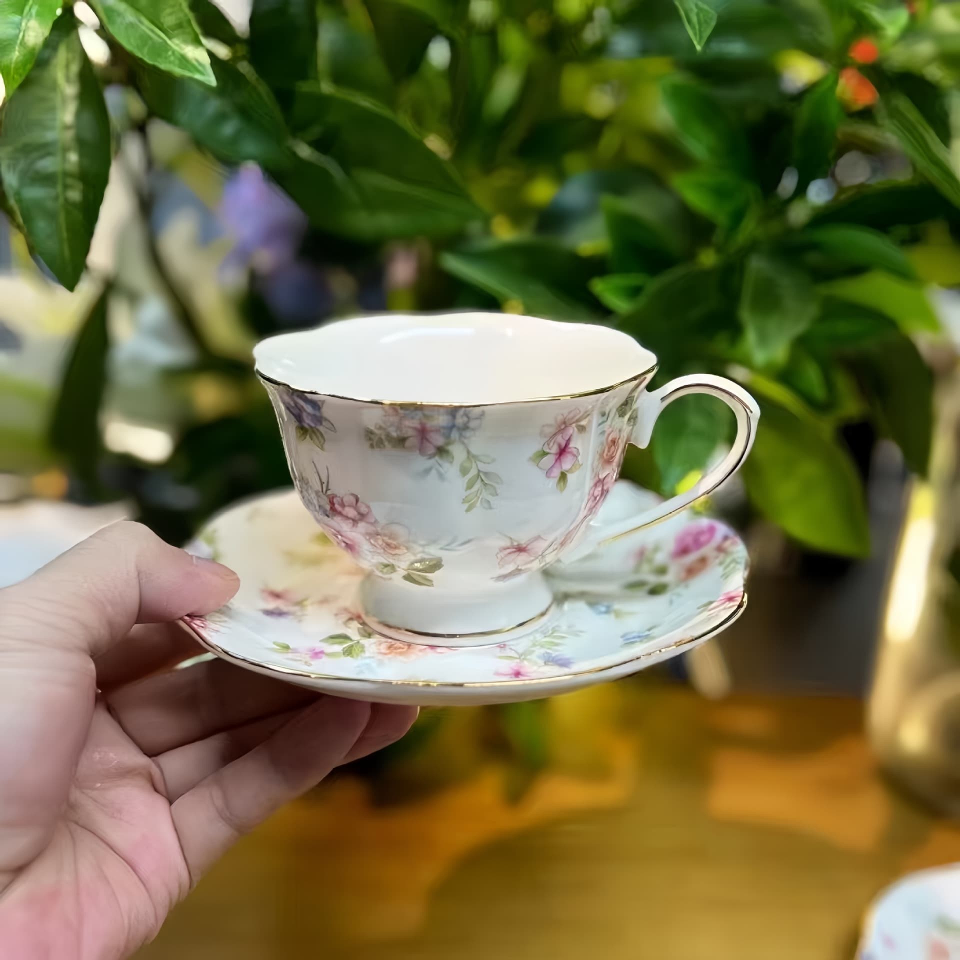Beautiful pastoral style coffee cup and saucer set, light luxury casual British afternoon tea ceramic cup, a souvenir for your girlfriends