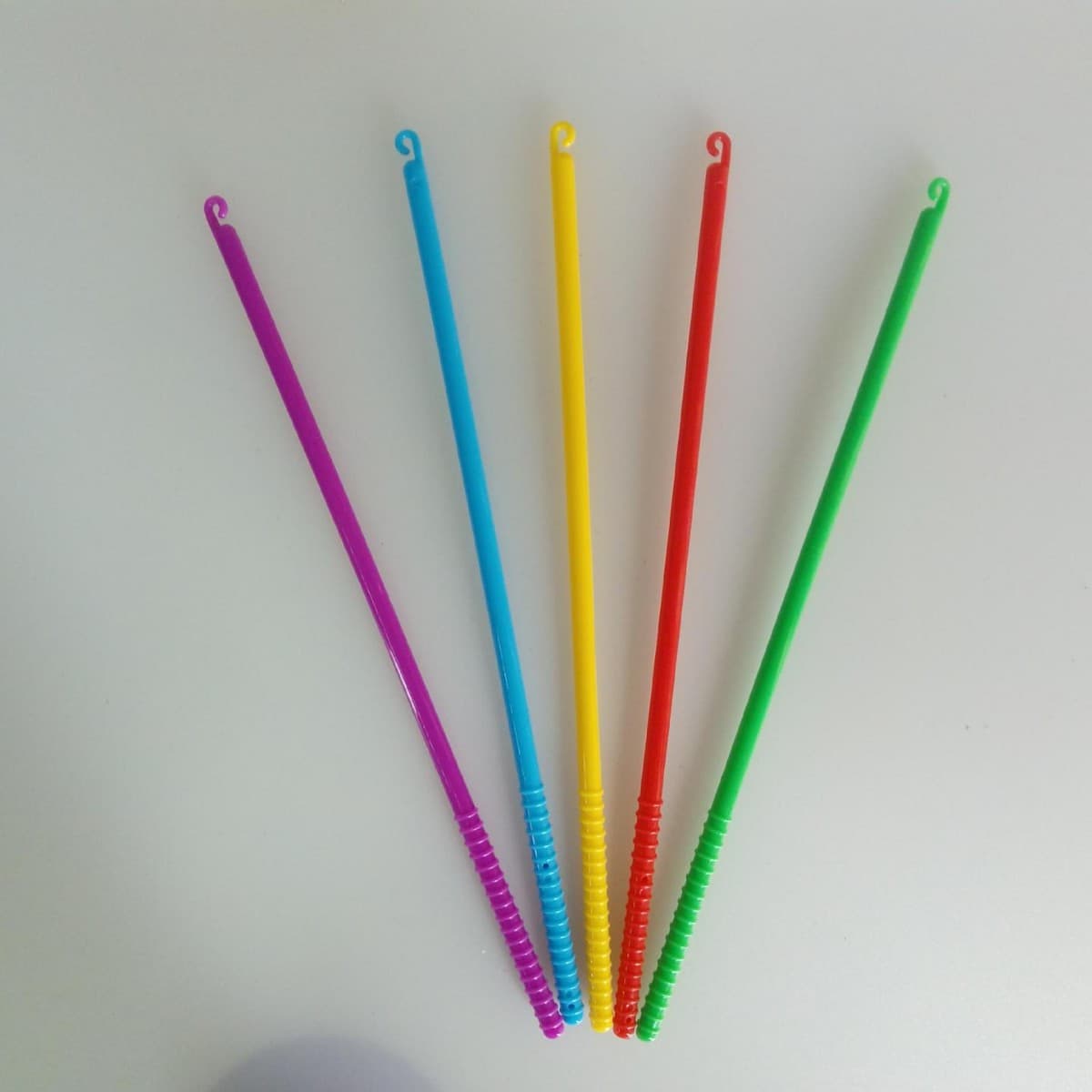 Customized DIY lanterns for Chinese New Year and Lantern Festival, LED paper lantern accessories, plastic handles, lamp sticks, wholesale from the factory.