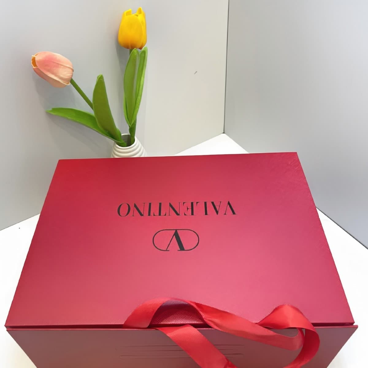 Focus on Quality, One-To-One Replica of European and American Luxury Brand Valentino Magnetic Folding Box, Custom Printed Logo Available