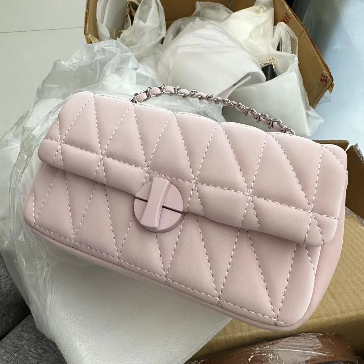 2023 New Chain Bag Small Crossbody Single Shoulder Underarm Commute Women's Argyle Square Bag High-end Feel Compact Fashion