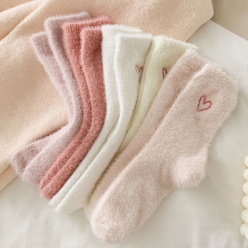 Women's socks for autumn and winter, mid-calf socks, extra thick mink fur plush, heart-patterned sleep floor socks, warm long socks for winter.