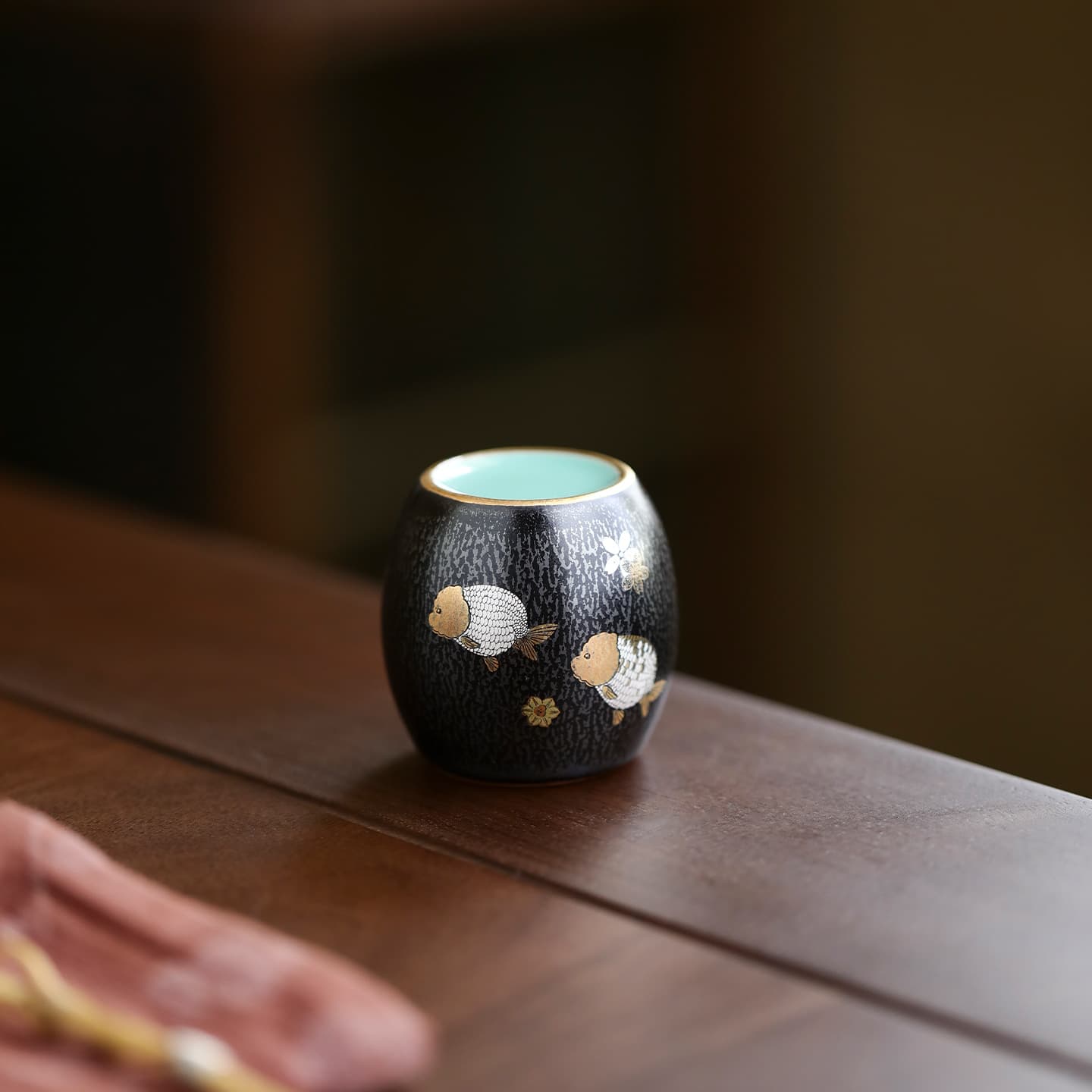 High-end gilded temmoku glaze handmade creative lid holder for home use, retro Kung Fu tea ceremony accessories
