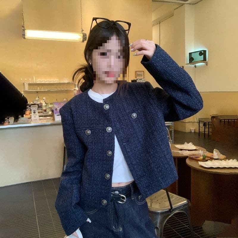 Short, elegant, single-breasted, retro-style, loose-fitting long-sleeved jacket for women.