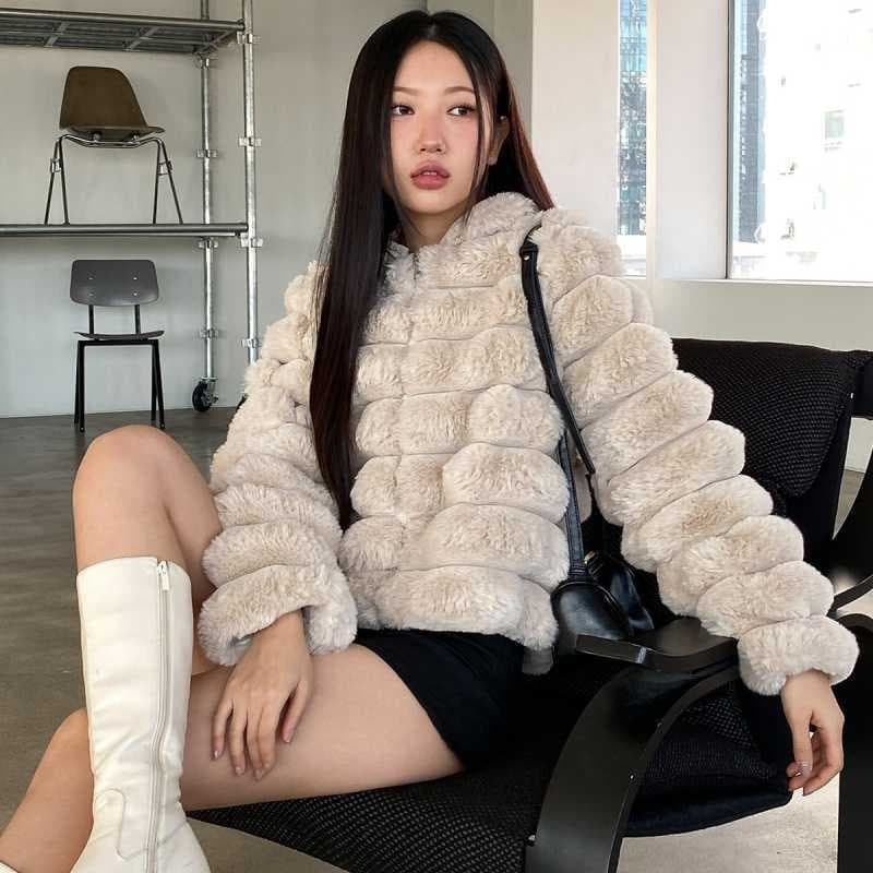 Autumn/Winter Korean Fashion Youthful Hooded Eco-Friendly Faux Fur Short Coat, Loose and Soft Casual Outerwear