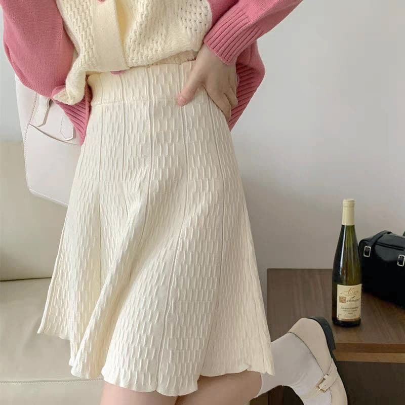 Solid Color High-End Knit A-Line Skirt for Women, New Fall/Winter Style, Fashionable, Versatile, Slimming, Elegant Short Skirt