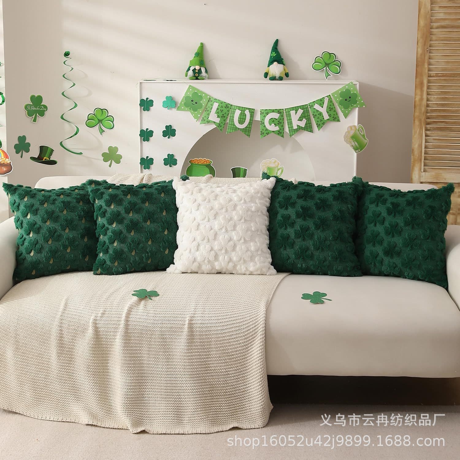 Cross-border Amazon plush clover pillowcase, St. Patrick's Day plush pillow, living room sofa cushion.
