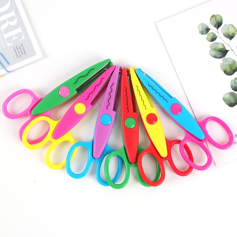 Children's safety plastic craft decorative edge scissors, student cartoon DIY 5-inch photo album pattern card scissors