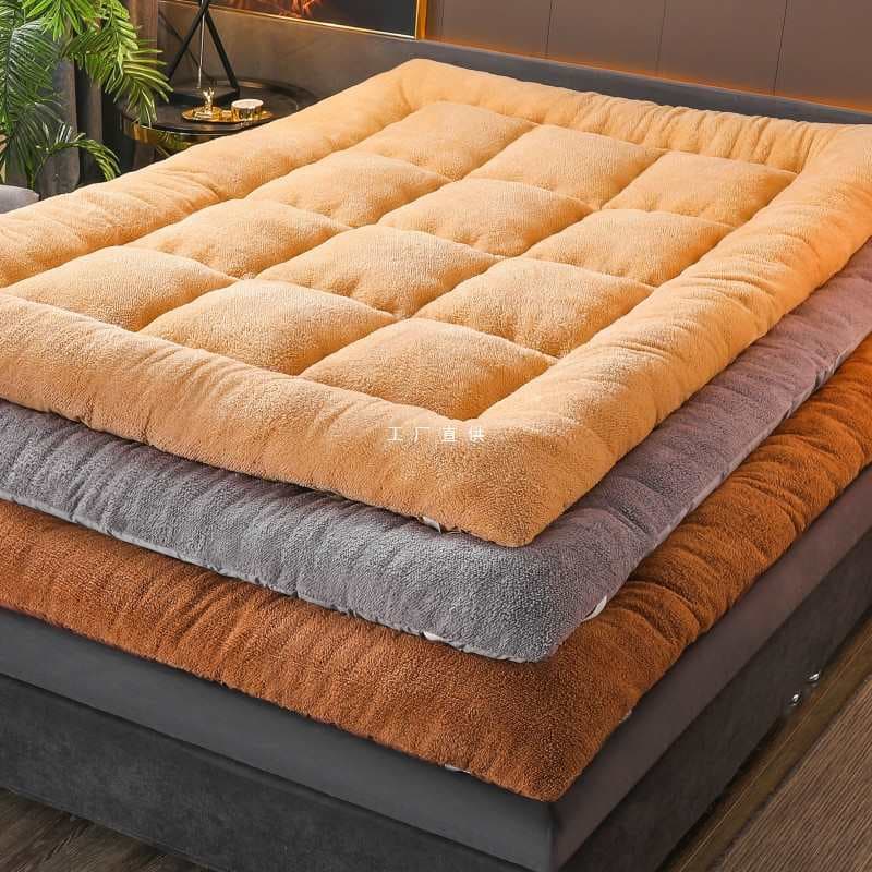 Wholesale winter flannel mattress pads, Simmons bed protectors, bedding underlays, tatami mats, and double-layer cotton quilts in 1.5m width