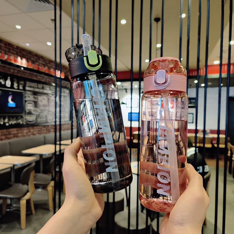 High-value plastic cup with straw for women, pregnant women, new mothers, trendy girls, adults, and elementary students