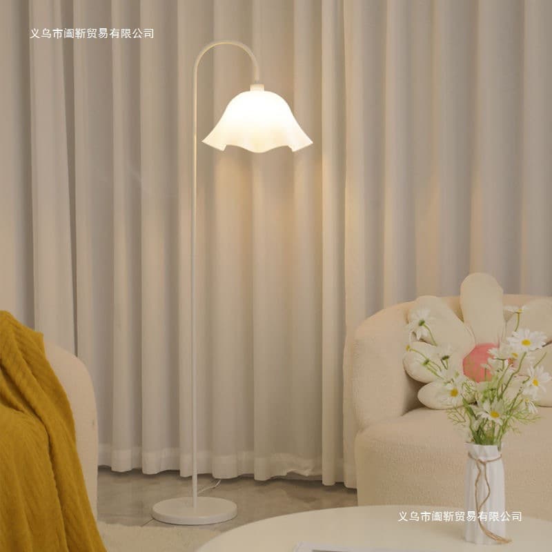 French-Style Cream-Colored Petal Lamp for Living Room, Next to Sofa, Bedroom Bedside, Trendy Ambient Light, Study Room Floor-Standing Lamp
