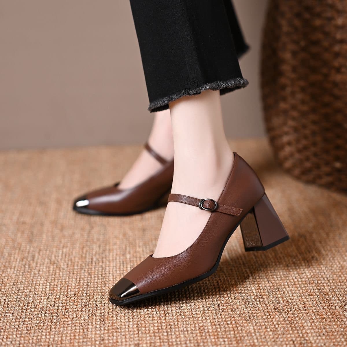 Mary Jane shoes, 2025 new style, chunky heel, single strap, retro metal square toe, women's single shoes.
