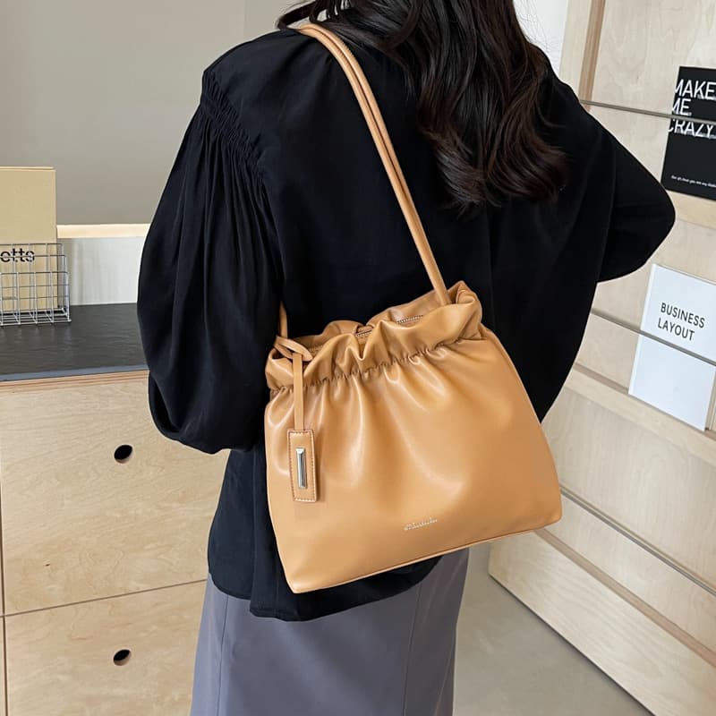 French-style niche design women's bags wholesale, new trendy and versatile pleated crossbody bags, fashionable travel bucket bags