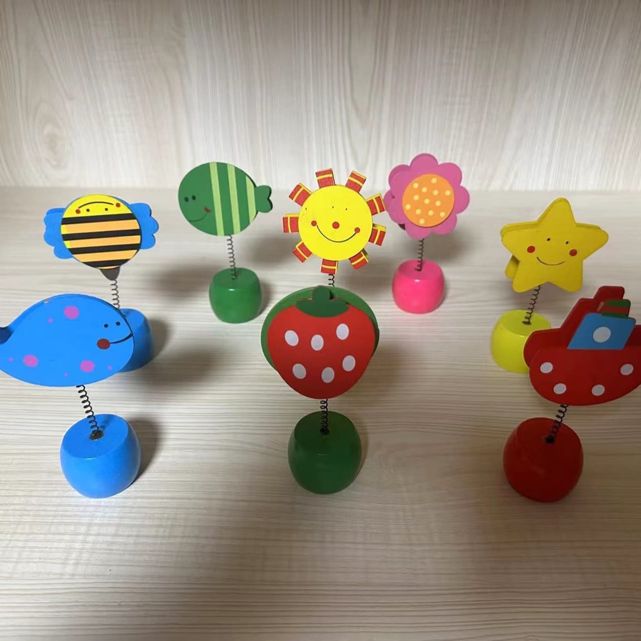 Wooden Cartoon Toy Business Card Holder Pencil Sharpener, Compact Small Pencil Sharpener for Kindergarten Children, Elementary School Students Twist Pencil Sharpener