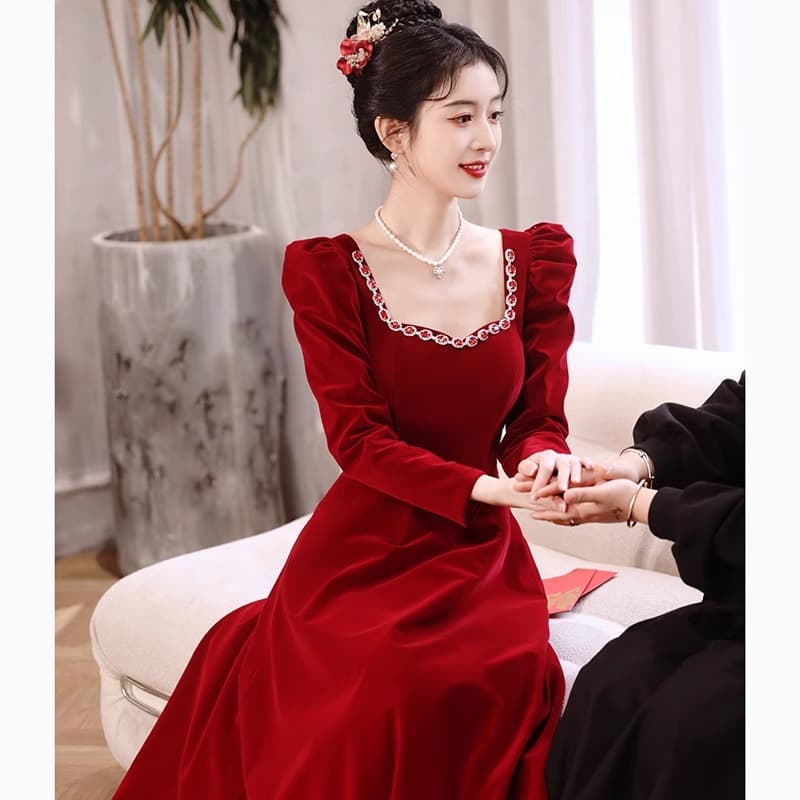 2026 New Wine Red Bride Wedding Gown Elegant French Style Velvet Long Sleeve Engagement Dress
