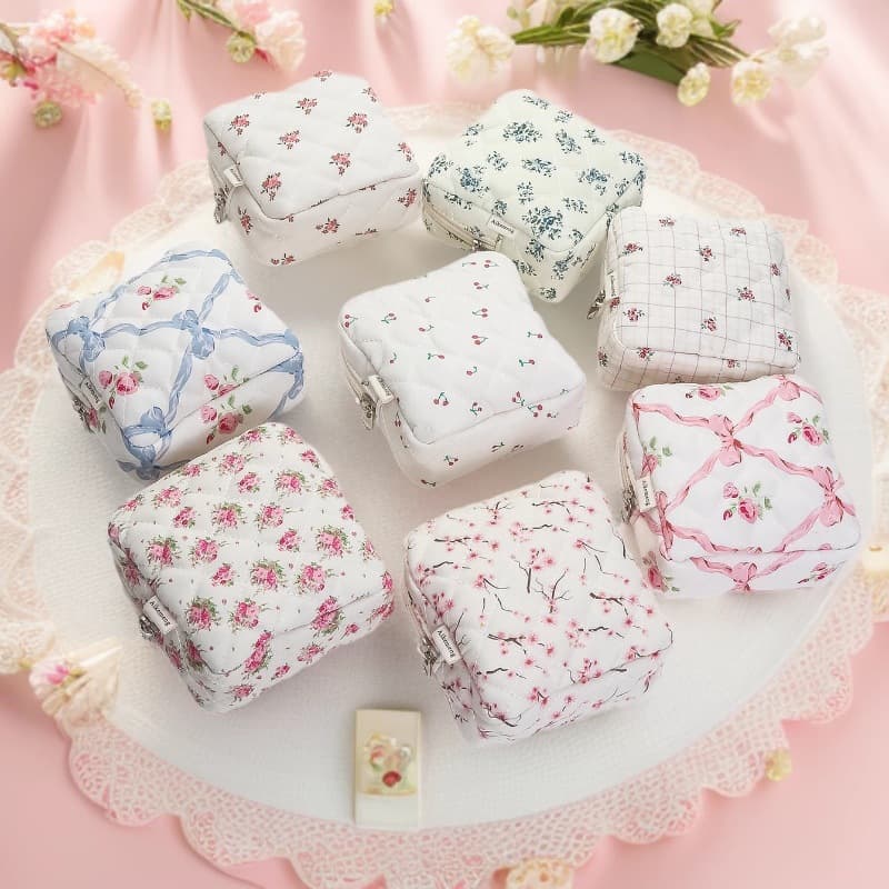 Cute custom quilted cosmetic bag with flowers, Korean quilted key lipstick bag, menstrual sanitary napkin storage small square bag